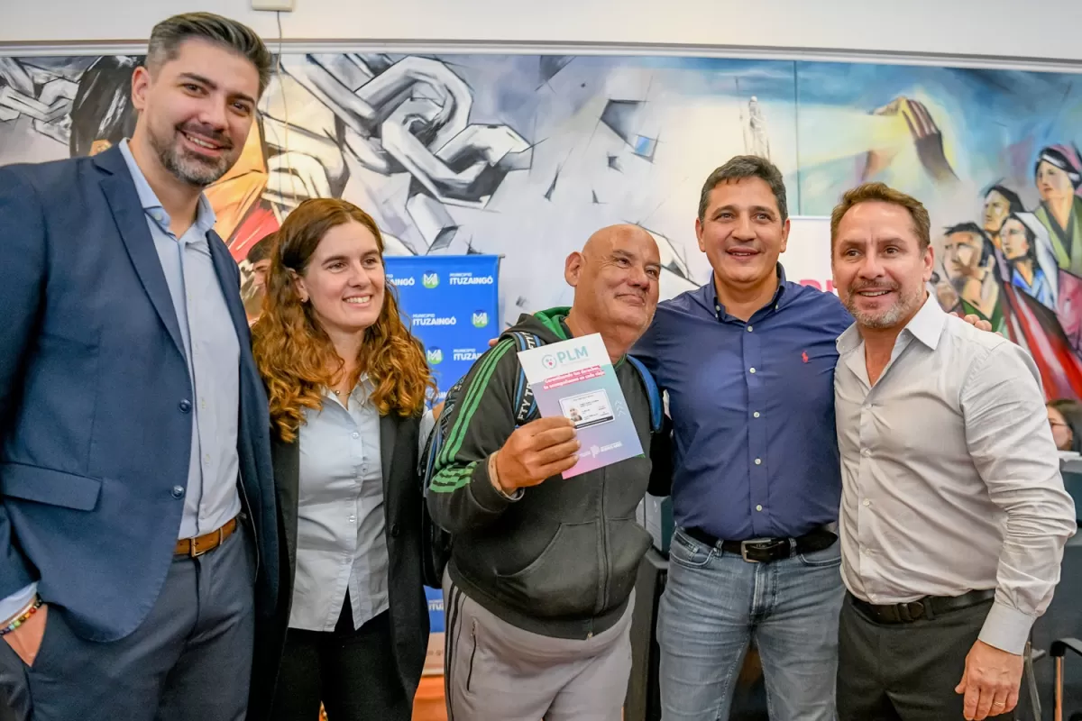 Pablo descalzo y martín marinucci entregaron más de 400 pases de transporte gratuito a personas con discapacidad y transplantados