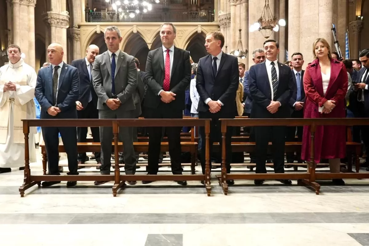 El jefe de Gabinete Manuel Adorni participó esta tarde de la misa en conmemoración del primer aniversario del fallecimiento del Papa Francisco, en la Basílica de Nuestra Señora de Luján.